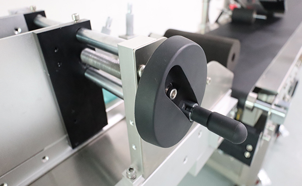 即打即貼貼標(biāo)機,貼標(biāo)機,全自動貼標(biāo)機廠家