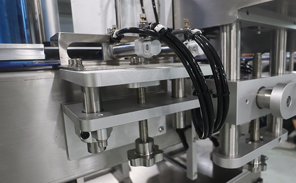 吹貼貼標(biāo)機,滾貼貼標(biāo)機,貼標(biāo)機廠家，高臻智能